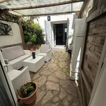 Beautiful With Courtyard, Parking And Optional 公寓