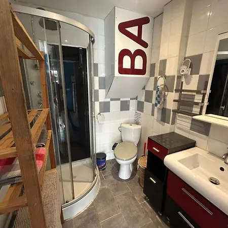 Beautiful With Courtyard, Parking And Optional 30e Per Day Lejlighed *
