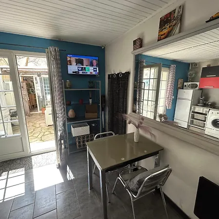 Beautiful With Courtyard, Parking And Optional 30e Per Day Lejlighed